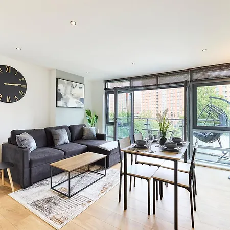 Stylish Riverside Balcony Retreat - Daire *