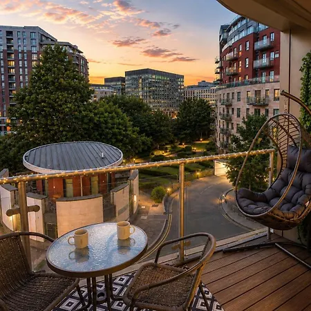 Apartment Stylish Riverside Balcony Retreat - *
