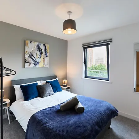 Stylish Riverside Balcony Retreat - Leeds (West Yorkshire)