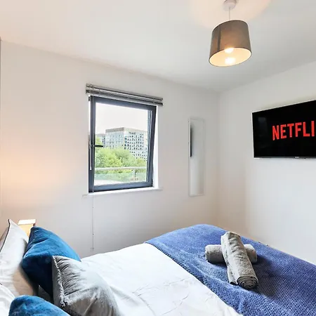 Stylish Riverside Balcony Retreat - * Leeds (West Yorkshire)