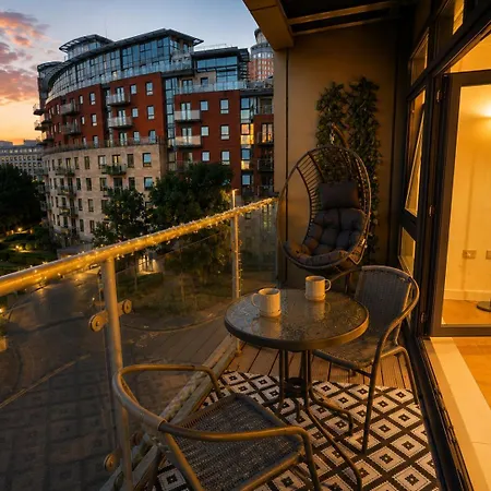 Apartment Stylish Riverside Balcony Retreat - *