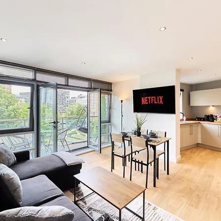 Stylish Riverside Balcony Retreat - Daire