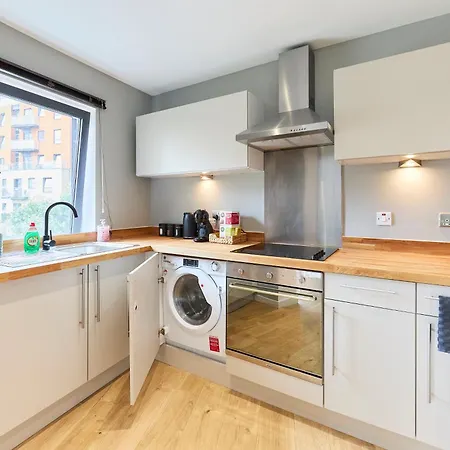 Stylish Riverside Balcony Retreat - * Leeds (West Yorkshire)