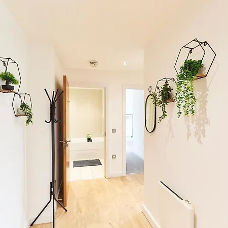 Stylish Riverside Balcony Retreat - Leeds (West Yorkshire)