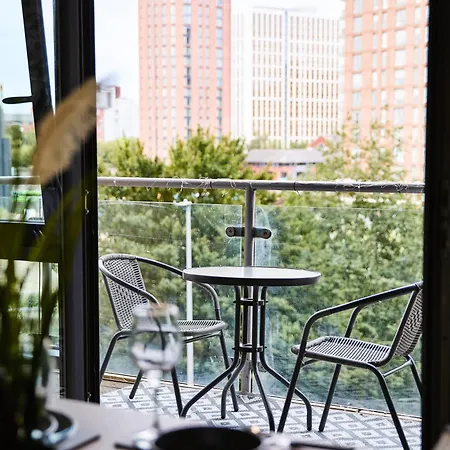 Stylish Riverside Balcony Retreat - Leeds (West Yorkshire)