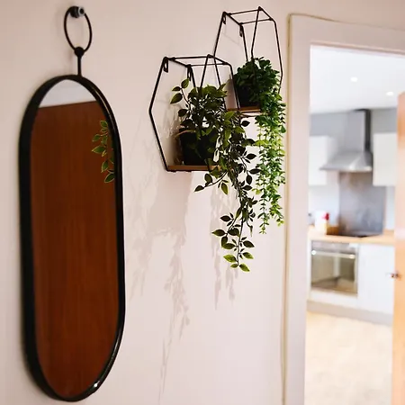 Stylish Riverside Balcony Retreat - Daire *