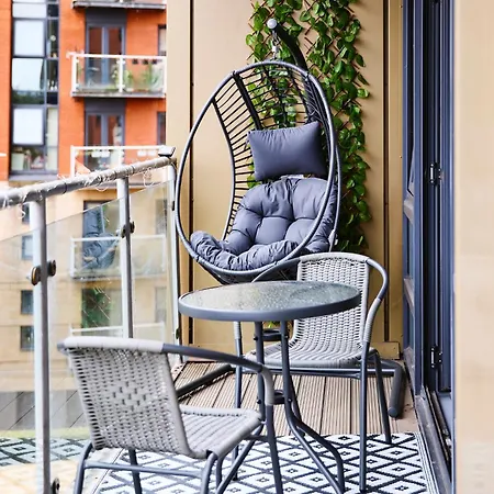 Stylish Riverside Balcony Retreat - Apartment Leeds (West Yorkshire)