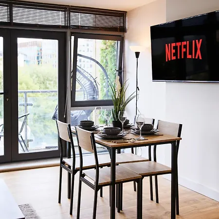 Apartment Stylish Riverside Balcony Retreat - *