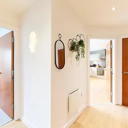 Stylish Riverside Balcony Retreat - Leeds (West Yorkshire)