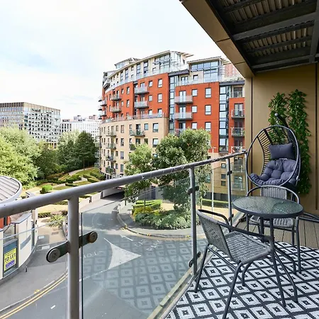 Stylish Riverside Balcony Retreat - Daire *