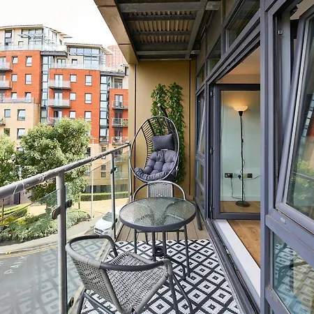 Daire Stylish Riverside Balcony Retreat - Leeds (West Yorkshire)