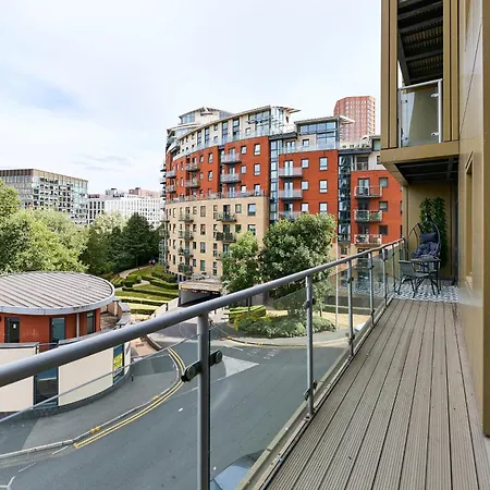 Stylish Riverside Balcony Retreat - Apartment Leeds (West Yorkshire)