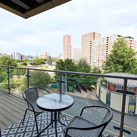 Stylish Riverside Balcony Retreat - *
