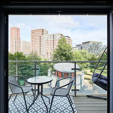 Stylish Riverside Balcony Retreat - Apartment Leeds (West Yorkshire)