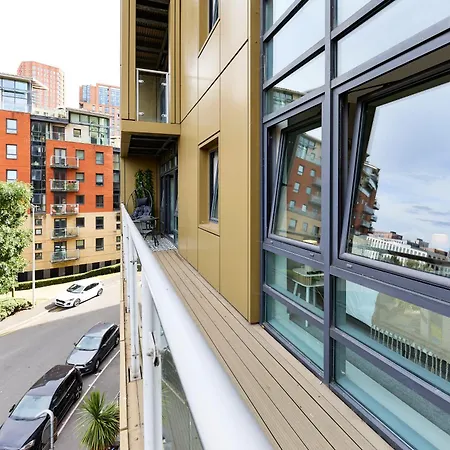 Stylish Riverside Balcony Retreat - Daire