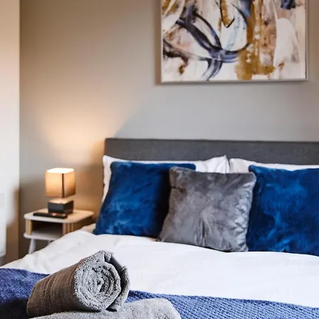 Stylish Riverside Balcony Retreat - Leeds (West Yorkshire)