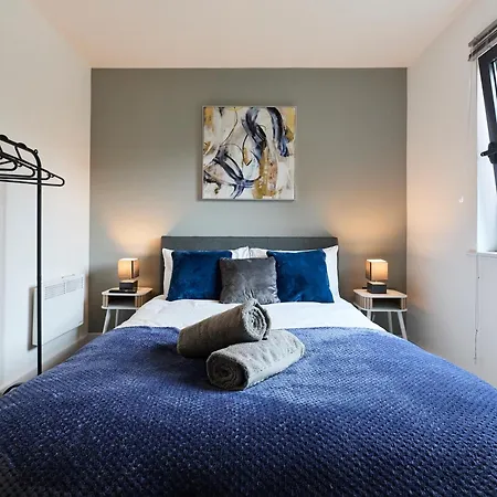 Stylish Riverside Balcony Retreat - Daire
