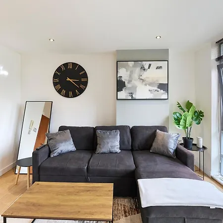 Stylish Riverside Balcony Retreat - Apartment Leeds (West Yorkshire)