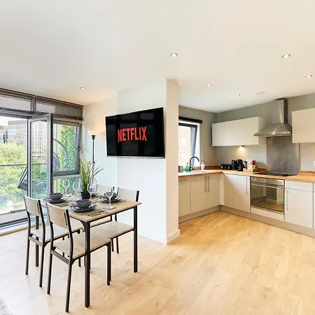 Stylish Riverside Balcony Retreat - Leeds (West Yorkshire)
