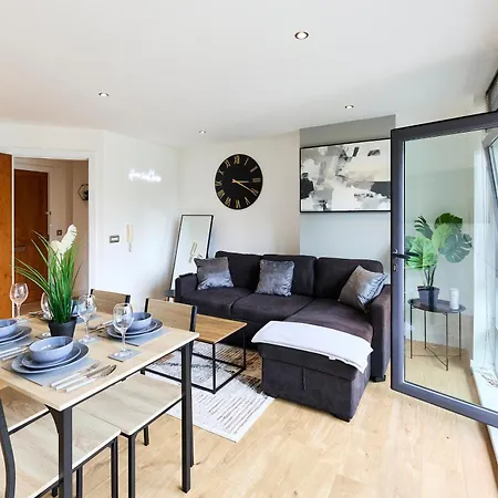 Daire Stylish Riverside Balcony Retreat - *