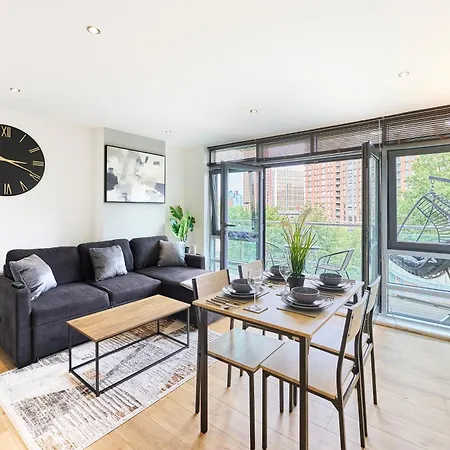 Stylish Riverside Balcony Retreat - Apartment Leeds (West Yorkshire)