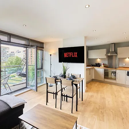 Stylish Riverside Balcony Retreat - Leeds (West Yorkshire)