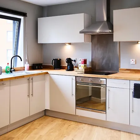Stylish Riverside Balcony Retreat - Apartment Leeds (West Yorkshire)