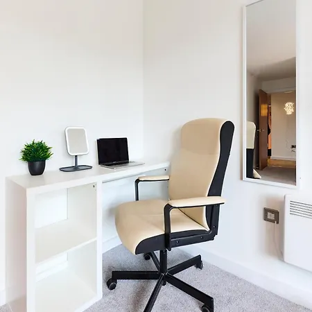 Stylish Riverside Balcony Retreat - Leeds (West Yorkshire)