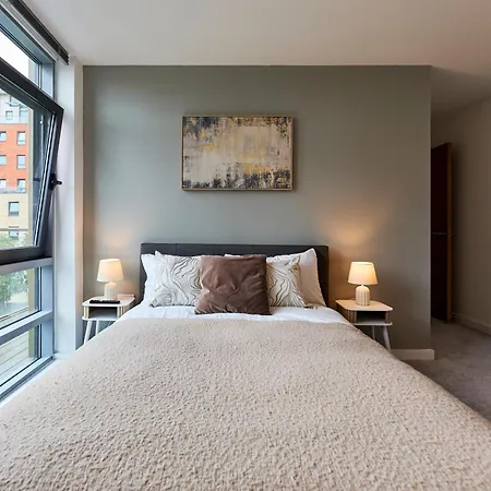 Stylish Riverside Balcony Retreat - Leeds (West Yorkshire)