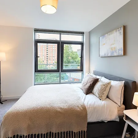 Stylish Riverside Balcony Retreat - Apartment Leeds (West Yorkshire)