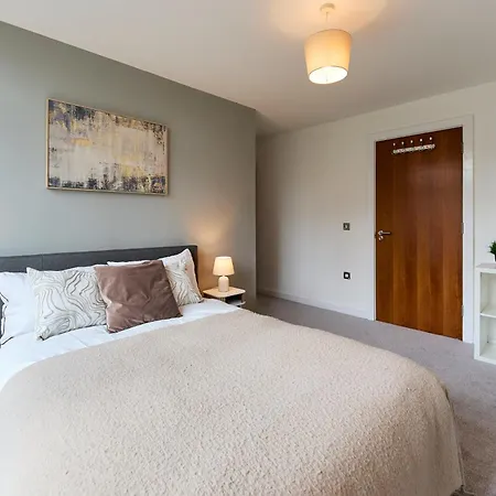 Stylish Riverside Balcony Retreat - Apartment Leeds (West Yorkshire)